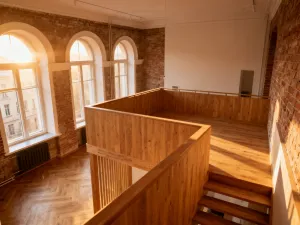 Nowoczesny dom z tarasem położony na skraju gęstego lasu, otoczony spokojną zielenią i porannym światłem.